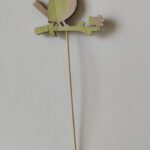 Houten vogel op stok