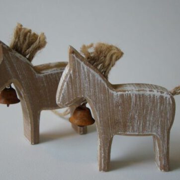 Houten paard met bel
