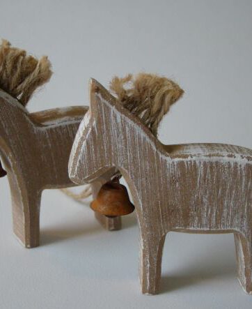 Houten paard met bel