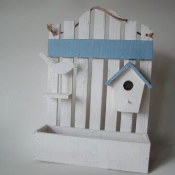 Bloembak met vogelhuis
