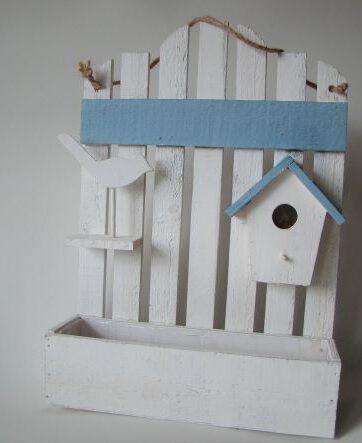 Bloembak met vogelhuis