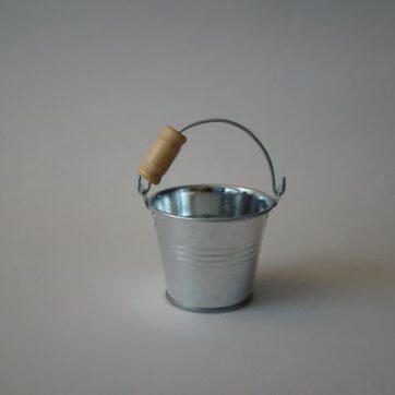 Emmer 5,5 cm met houten handvat