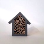 Houten grijs insectenhotel of huisje van 11 cm waarin insecten kunnen verblijven