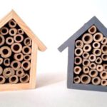 Houten insectenhotel of huisje van 11 cm waarin insecten kunnen verblijven