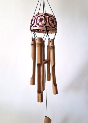 Windgong van bamboe en riet van 65 cm hoog om buiten op te hangen zodat de wind geluid gaat veroorzaken