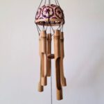 Windgong van bamboe en riet van 65 cm hoog om buiten op te hangen zodat de wind geluid gaat veroorzaken