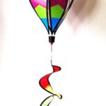 Gestreepte windspinner van 47 cm om buiten op te hangen zodat deze draait in de wind